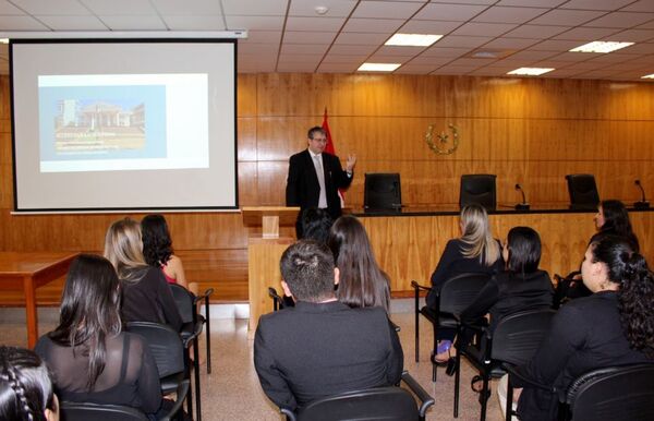Estudiantes de Derecho de UNI-Filial Natalio visitaron sede de Encarnación