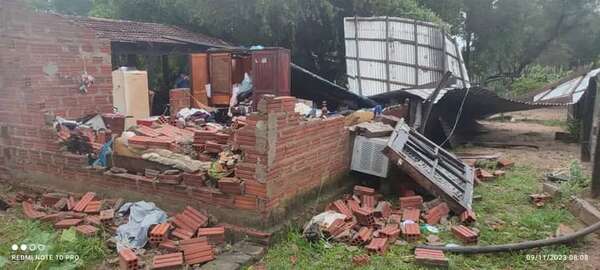 Temporal derrumbó una vivienda y ocasionó destrozos en Ñeembucú - Nacionales - ABC Color