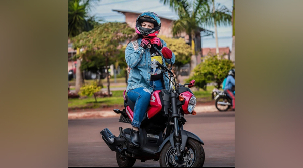 Joven sortea su moto para pagar las sesiones de quimio de su mamá