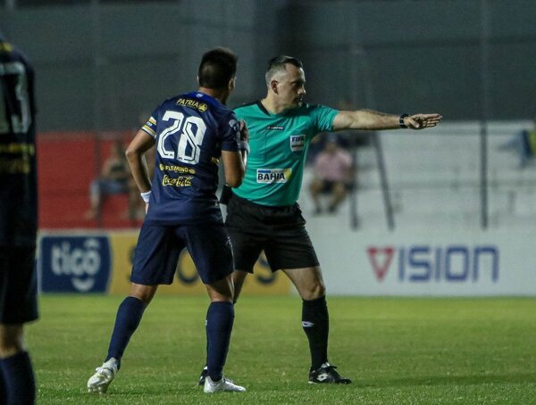Más allá de la clasificación de Trinidense a la final, Arrúa pegó el grito al cielo por el arbitraje · Radio Monumental 1080 AM