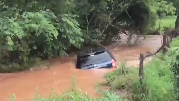 Rescatan a conductor arrastrado por arroyo desbordado en Cambyretá