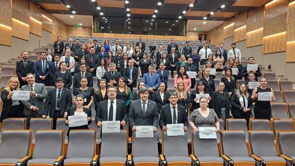 Funcionarios judiciales de CDE se suman a protesta por reajuste salarial - ADN Digital