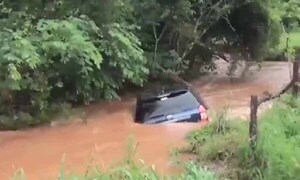 Rescatan a conductor arrastrado por arroyo desbordado en Itapúa – Prensa 5