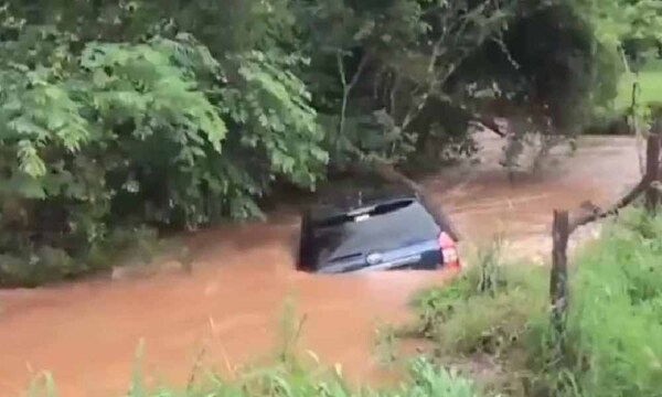 Rescatan a conductor arrastrado por arroyo desbordado en Itapúa – Prensa 5