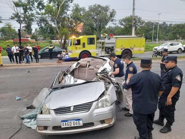 Video: así fue el fatal choque entre dos autos en zona del Botánico - Policiales - ABC Color