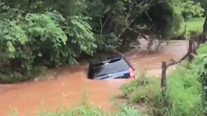 Milagro en Itapúa: Rescatan a conductor de arroyo desbordado