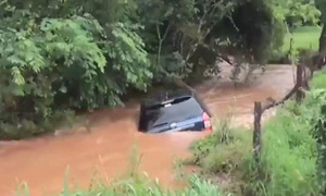 Un conductor arrastrado por arroyo desbordado en Cambyretá fue rescatado