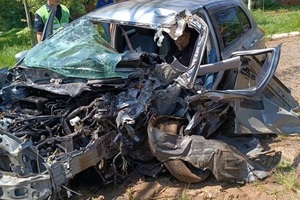 Diario HOY | Rozó un vehículo, chocó contra un árbol y de milagro vivió para contarlo