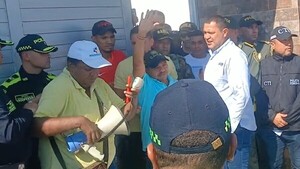 Padre de Luis Díaz regresa a su casa aclamado por la gente de su pueblo