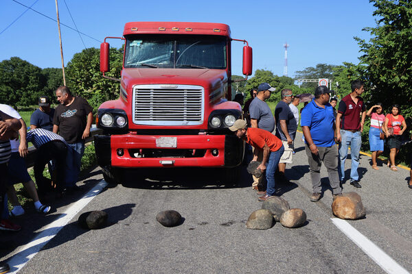 Tensión entre la caravana migrante y transportistas por bloqueos en el sur de México - MarketData