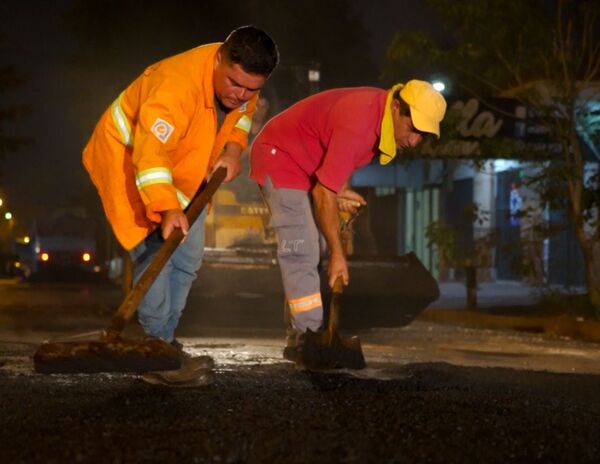 Municipalidad realiza bacheo nocturno - San Lorenzo Hoy