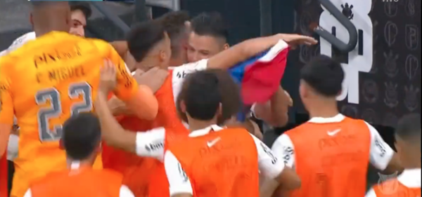 Versus / Ángel Romero convirtió un gran gol ante el Atlético Mineiro por el Brasileirão