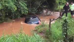 Rescataron a conductor que fue arrastrado a un arroyo desbordado en Cambyretá