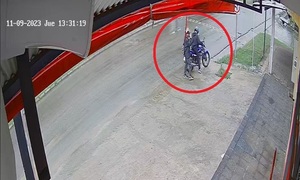 A plena luz del día, motochorras roban farmacia con puñal y picana eléctrica