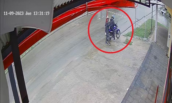 A plena luz del día, motochorras roban farmacia con puñal y picana eléctrica