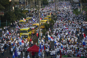 Una gran "marcha blanca" de educadores por la paz, la respuesta a un tiroteo en Panamá - MarketData