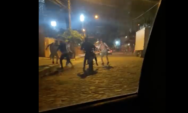Versus / Hinchas de Libertad denuncian agresión, robos y disparos tras abandonar Para Uno