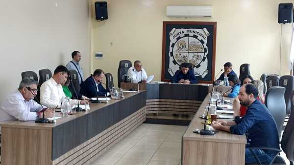 Intendente Ríos pretende ampliar los gastos en plena “vacas flacas” - La Clave