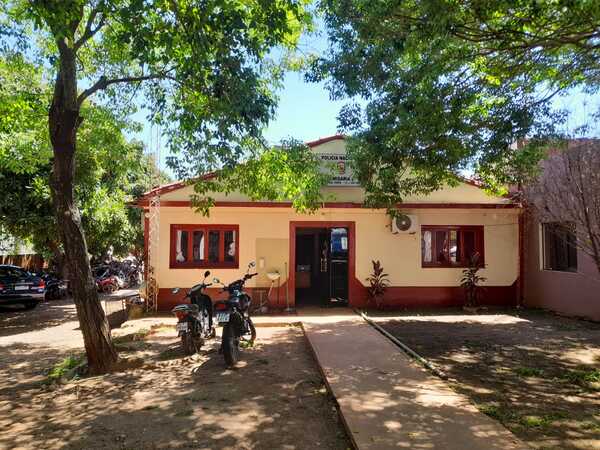 Hombre en aparente estado de ebriedad agrede a agentes policiales en Encarnación