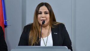 Patricia Samudio se entrega a la Justicia tras decretarse su rebeldía y orden de captura