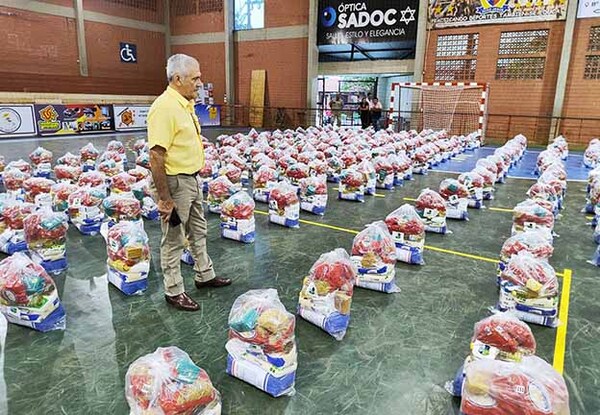 Comuna hernandariense entrega cestas básicas en barrios afectados por inundaciones | DIARIO PRIMERA PLANA