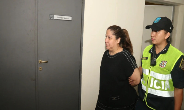 La ex titular de Petropar Patricia Samudio se entrega a la Justicia tras decretarse su rebeldía y orden de captura