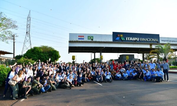 Empleados readmitidos del PSE 2023 de ITAIPU retornaron a sus oficinas este viernes