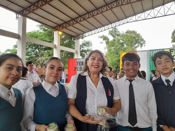 Alumnos de la escuela Clementina Irrazabal presentan sus proyectos en una feria educativa