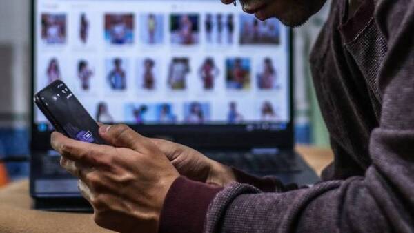 Obligó a adolescente a hacer orgías para no publicar fotos
