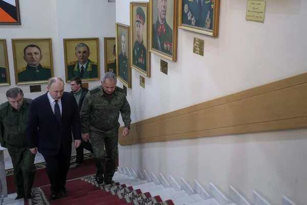 VIDEO: Qué hay detrás de la visita de Putin a un cuartel cerca de Ucrania - Mundo - ABC Color