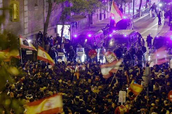 Sánchez obtendría la investidura y la derecha presiona en la calle - Mundo - ABC Color