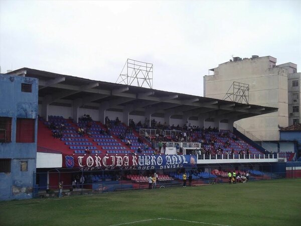 Versus / ¡De no creer! Club brasileño pierde un pedazo de su estadio en la Justicia