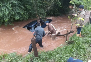 Diario HOY | Vehículo fue llevado por el arroyo en Cambyreta: conductor salió de milagro