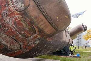 Inclinan submarino de 350 toneladas para su trasladado a museo alemán - Viajes - ABC Color