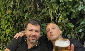 ¡Dueño de famoso bar busca un mozo y el único requisito es que no sea borracho!