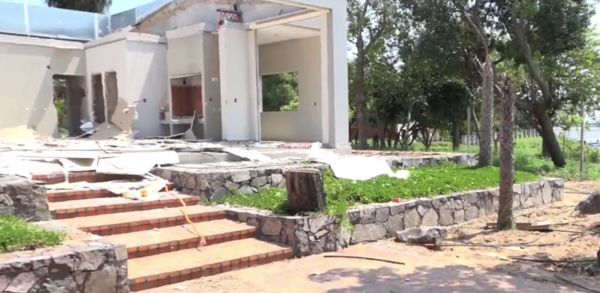 Tras entrega de llaves inician demolición de viviendas en tierras del Ministerio de Defensa - trece