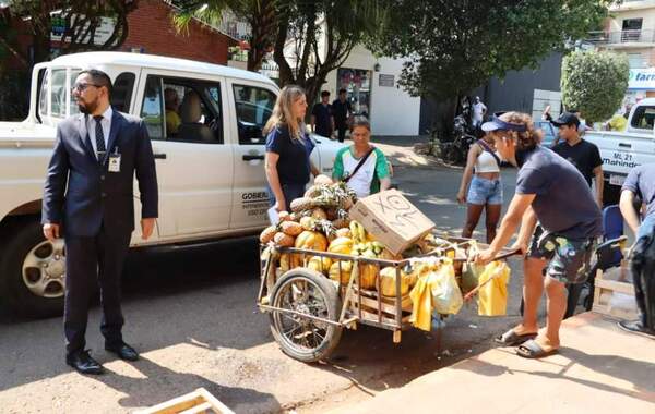 Desalojan a vendedores frente de céntrica escuela •