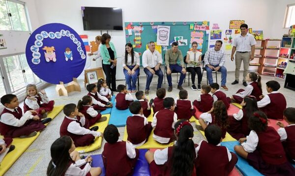 Presidente de la República comparte con niños en Fuerte Olimpo y fomenta la lectura