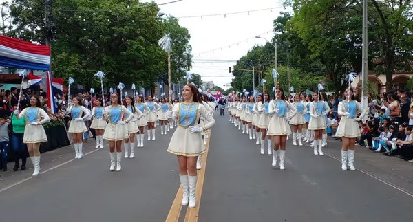 Desfile estudiantil por el aniversario fundacional y patronal de Santaní - Oasis FM 94.3