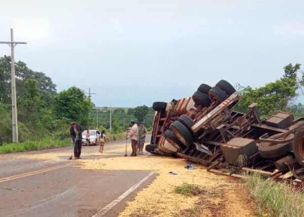 Falla de freno provocó vuelco de un camión con cargamento de maíz sobre la ruta PY11
