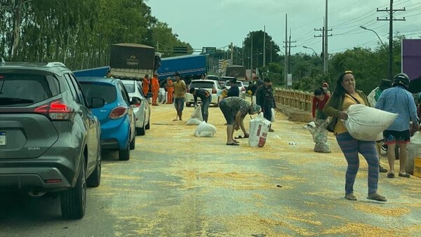 Se llevan maíz esparcido en la ruta tras un accidente en Villarrica