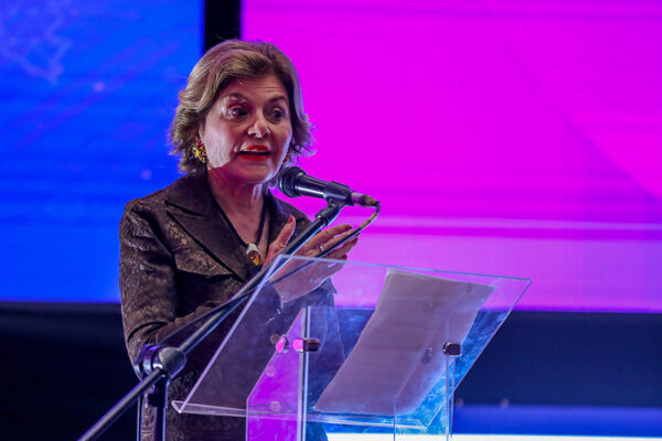 La futura canciller de Ecuador y la tía del presidente electo lideran foro de mujeres - MarketData