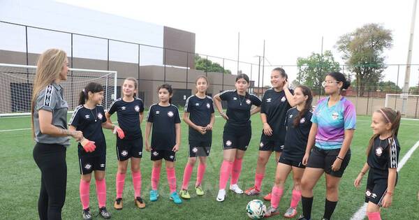 La Nación / Jessica Santacruz forja el semillero del fútbol femenino