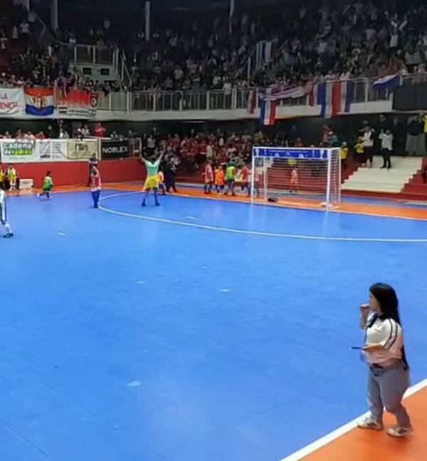 Lo que era una fiesta se transformó en un escándalo en final del Mundial de talla baja | 1000 Noticias