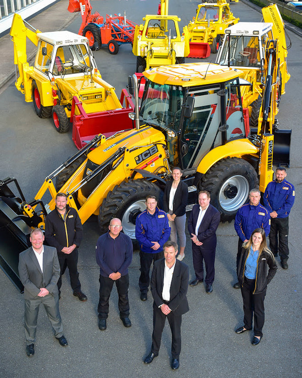 JCB celebra los 70 años de la invención y fabricacion de la primer retroexcavadora del mundo con su edición especial “Platinum JCB” - Amigo Camionero