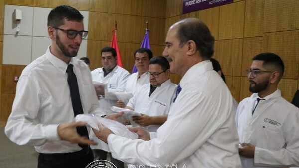 Primera bata blanca para estudiantes de Medicina UNA de Santa Rosa del Aguaray.