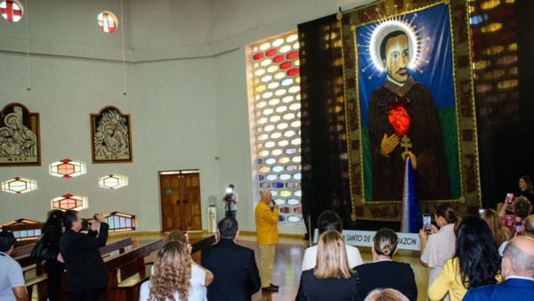 Reviven a San Roque González, primer santo paraguayo, a través de novedoso tapiz sensorial