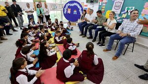Presidente Peña compartió una jornada de lectura con niños de Fuerte Olimpo