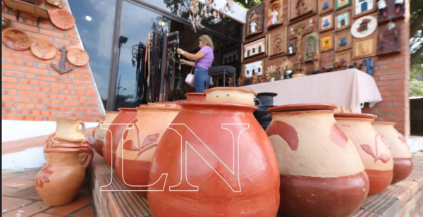 Artesanos de Tobatí ofrecen sus productos en una feria - ADN Digital