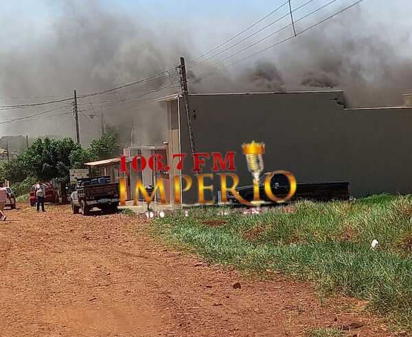 Incendio consume gran parte de una vivienda en Jardín Aurora - Radio Imperio 106.7 FM